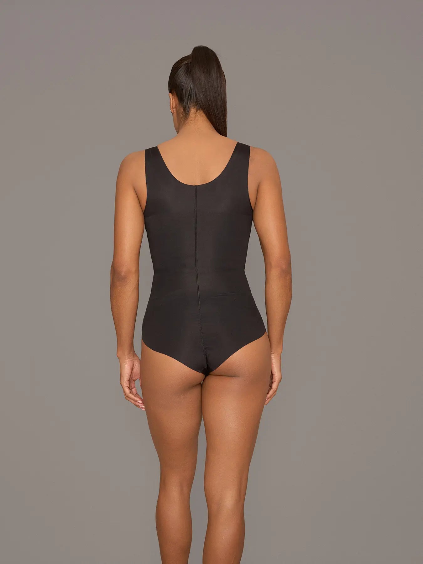 Vista posterior de modelo utilizando el Body tipo BVD negro