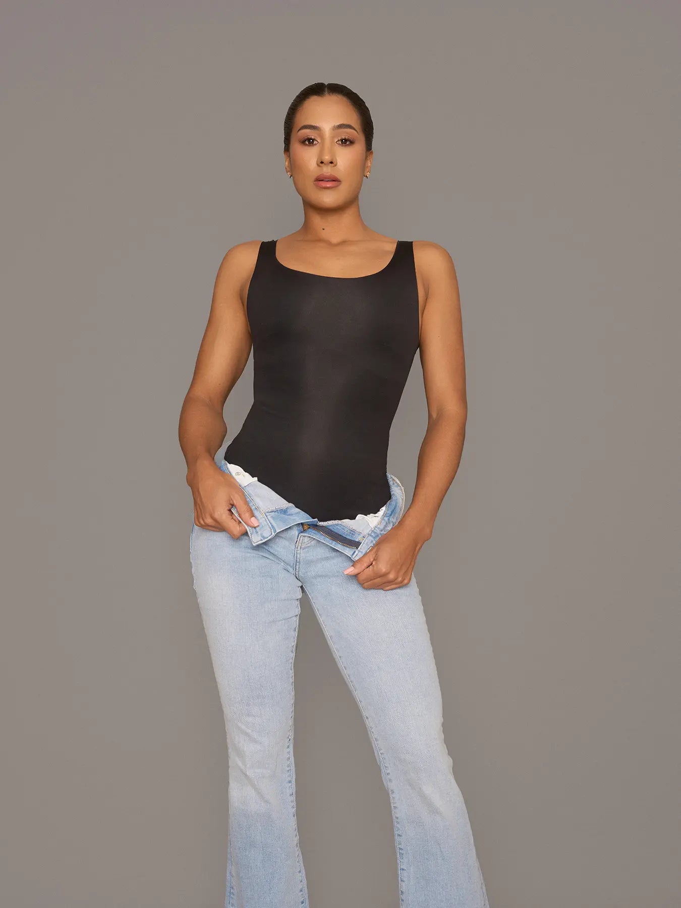 Vista frontal de modelo utilizando el Body tipo BVD negro