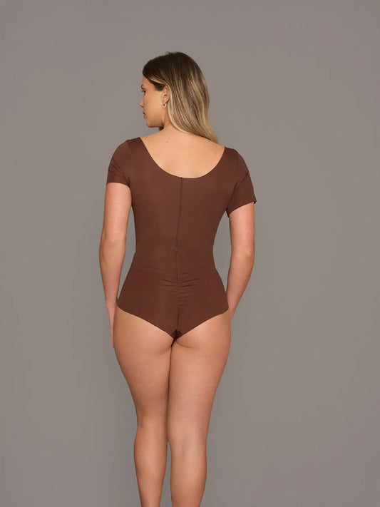 Vista posterior de modelo utilizando el Body Manga Corta 