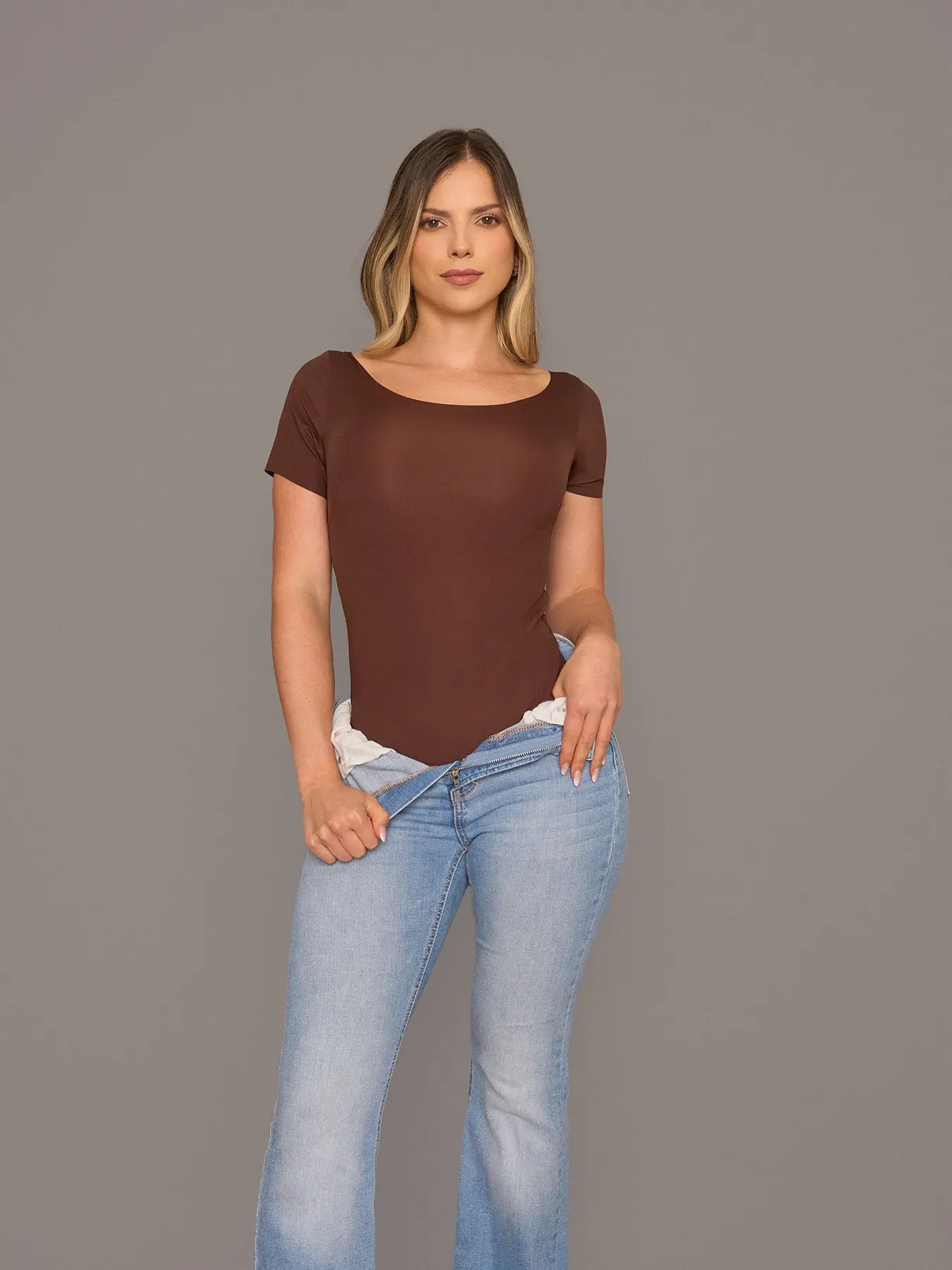 Vista frontal de modelo utilizando el Body Manga Corta vistiendo jean