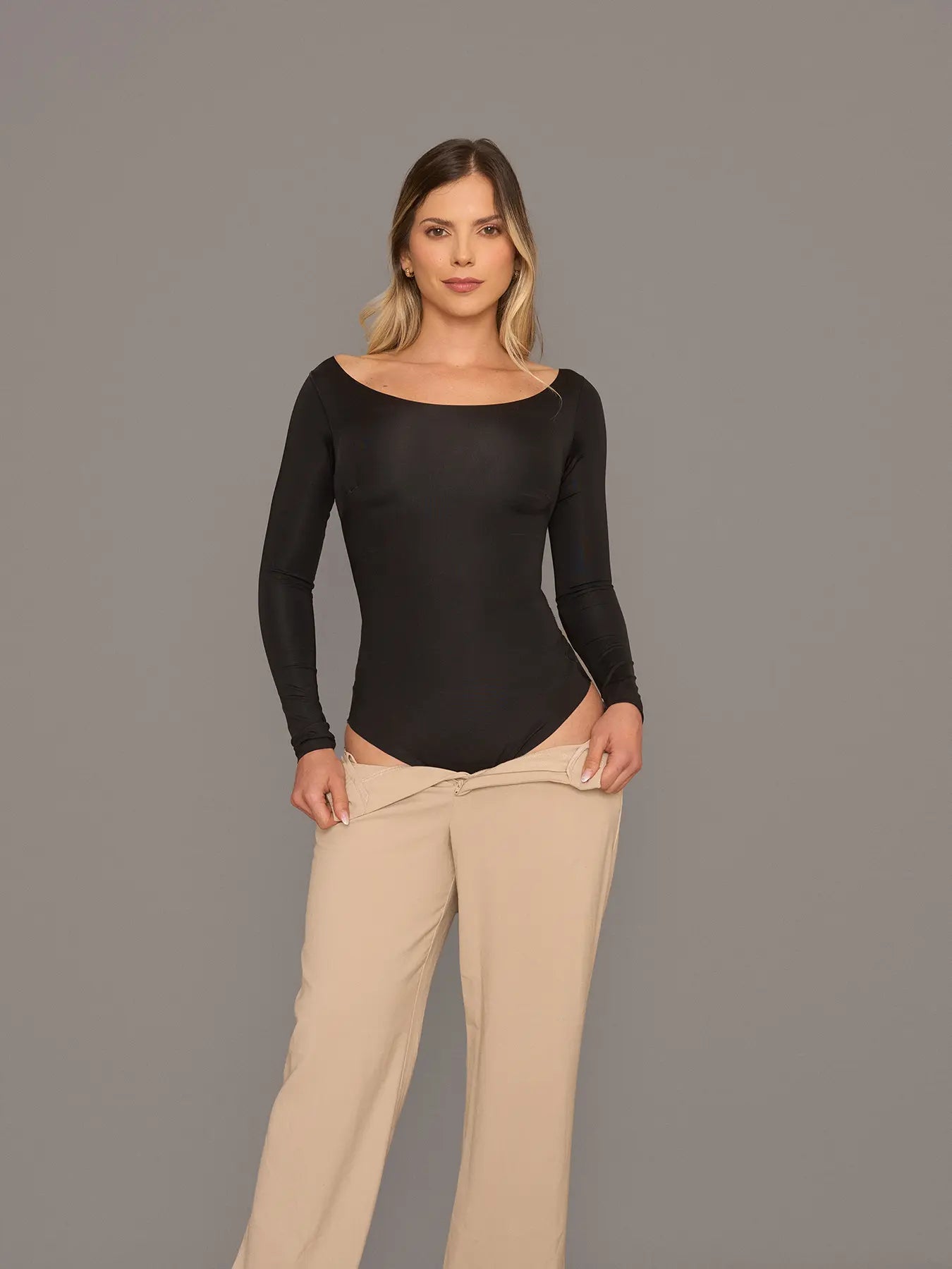 Vista frontal de modelo utilizando el body manga larga color negro