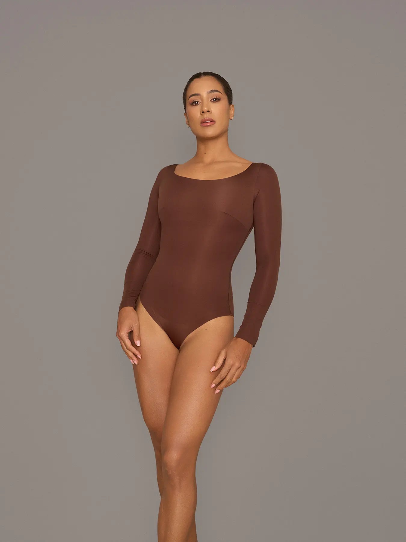 Vista frontal de modelo utilizando el body manga larga color chocolate